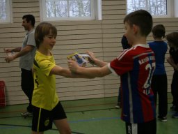 02 Zerschlagen einer Zeitung